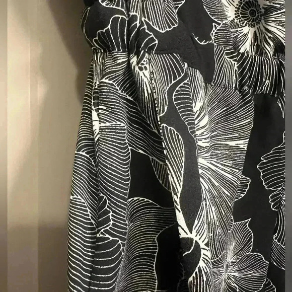 Loft Outlet Black & White Floral Romper - Size Small Petite - Picture 4 of 9